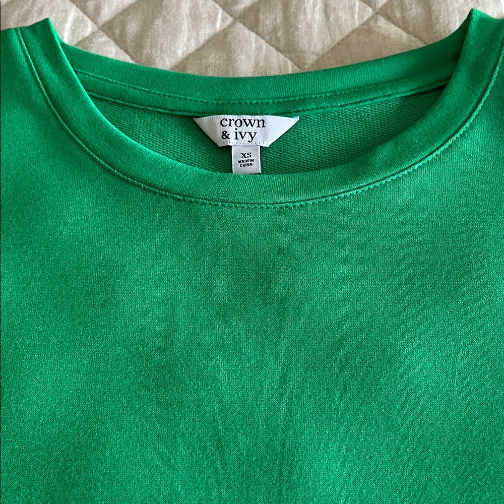 crown & ivy Women's Bright Emerald Crewneck